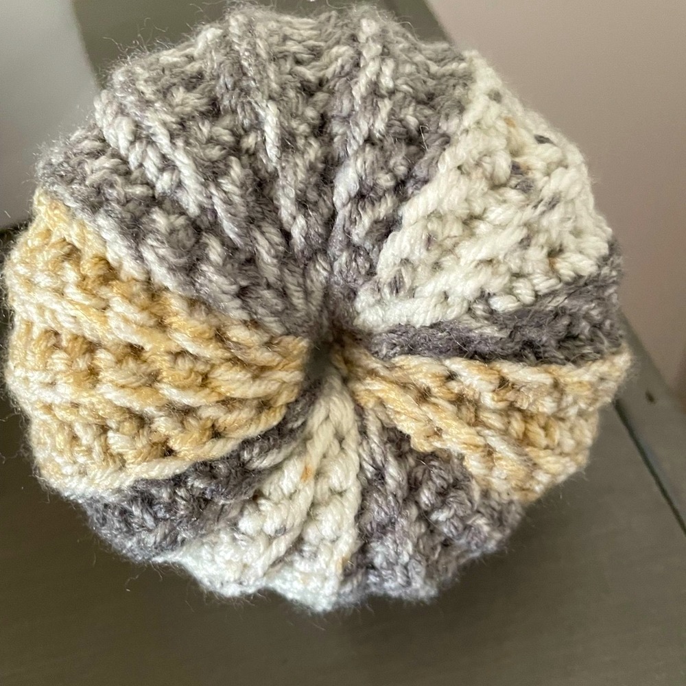 Crochet Pumpkin with cinnamon stick and two curly cues - Picture 3 of 4